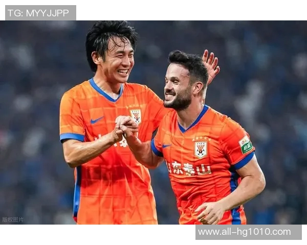 泰山外援瓦科携家人欢庆圣诞节合影留念尽享巴黎美好时光